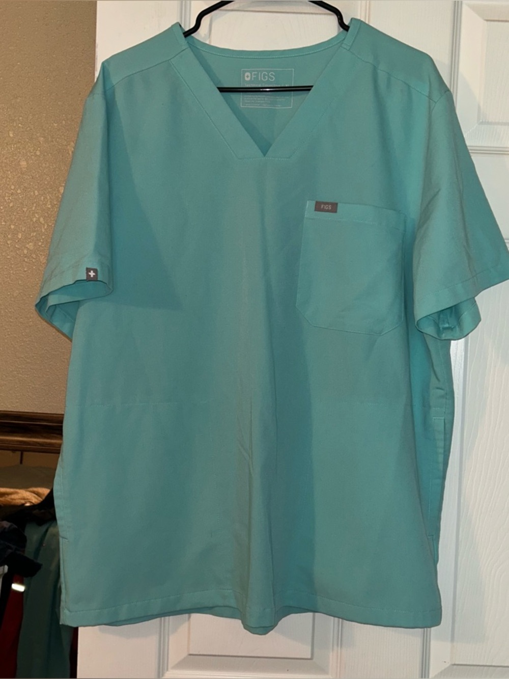 Teal Men’s fig chisec three pocket scrub top size X large